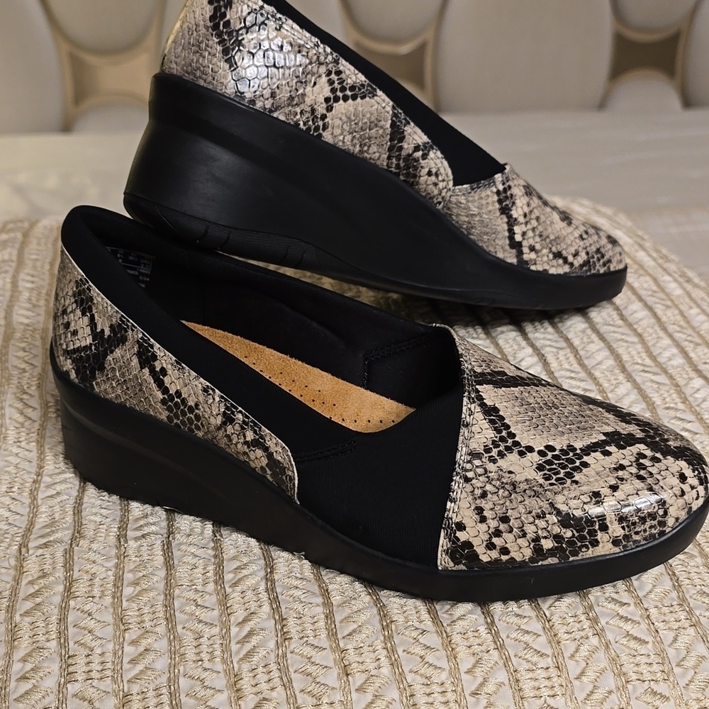 Clarks Black and Cream Leather Snakeskin Flats 8.5 W